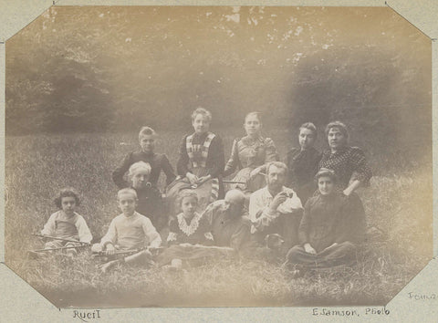 Group portrait of a French family on a lawn in Rueil, E. Samson, c. 1890 - c. 1900 Canvas Print