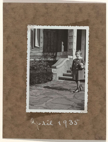 Isabel Wachenheimer with ball in front of the house of her uncle Willy Moos in Hamburg, Bellevue 62 in April 1935, anonymous, 1935 Canvas Print